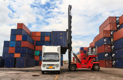 白色半卡車(chē)與貨物拖車(chē)連接上的空驅(qū)動(dòng)器